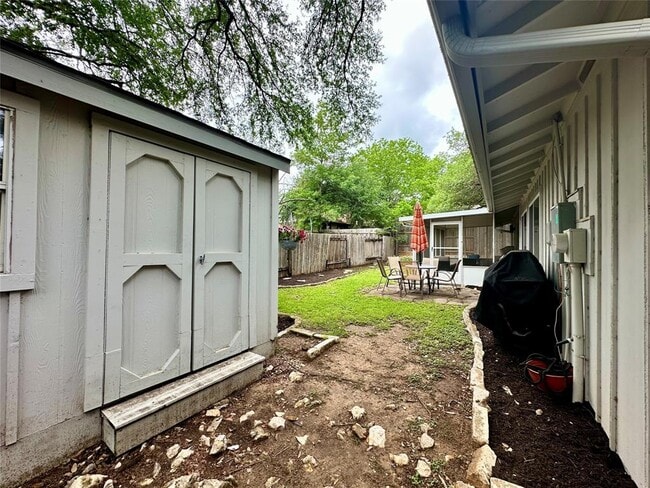 Building Photo - 2715 Alderwood Dr