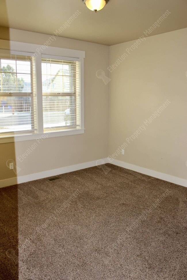 Building Photo - Modern 3 BR with open living space on quie...