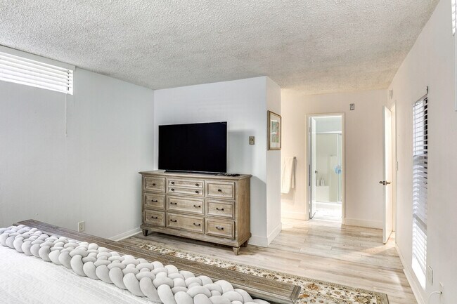 Building Photo - 4513 Cove Dr