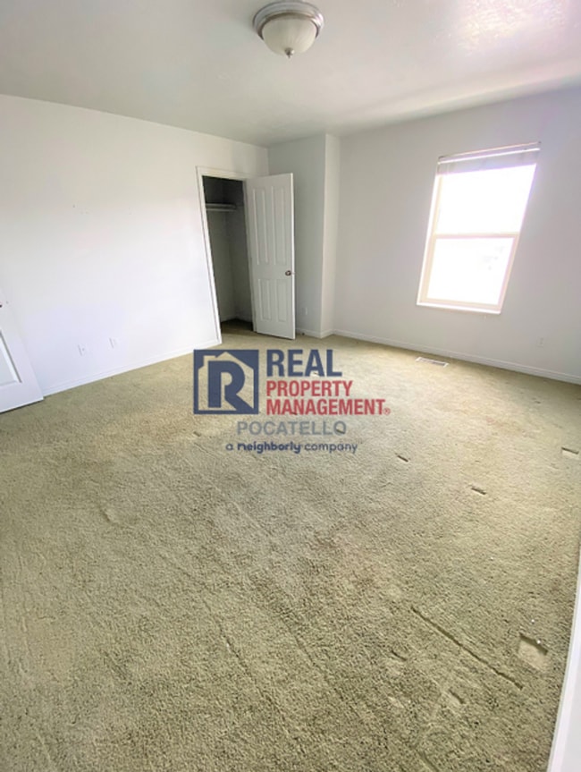 Building Photo - MOVE IN SPECIAL - 2 Bed 1.5 Bath Town Home - 1 Car garage