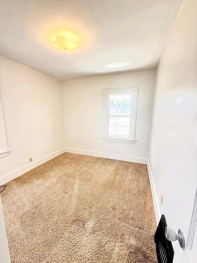 Building Photo - Two bedroom one bathroom home for rent