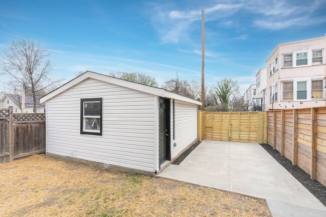 Building Photo - Spacious Fully Renovated Tudor Duplex w/ 3...