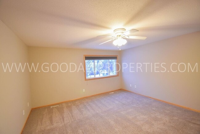 Building Photo - Beautiful 2 bedroom, 2 bath Town house in West Des Moines