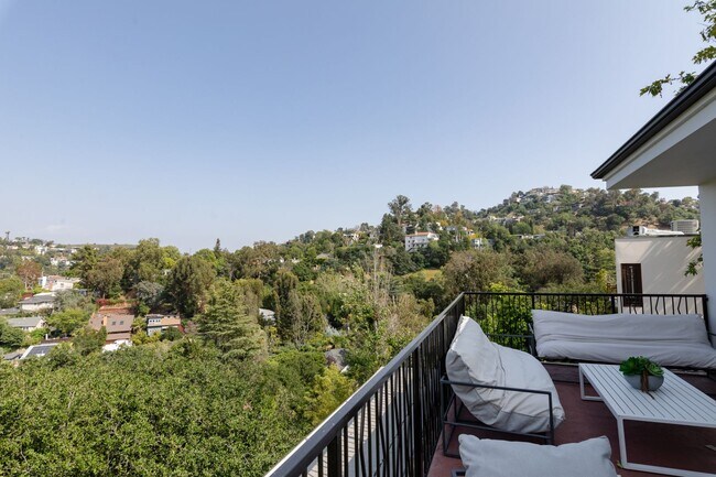 Building Photo - Beautiful Hollywood Hills Home For Lease!