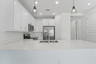 Building Photo - Like Brand New Luxurious Modern 3 Bedroom 2 Bath Townhome in Warner Meadow – Rare Rental Opportun...