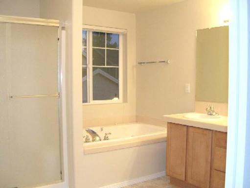 Building Photo - 3 bedroom Home - Quiet  - with courtyard -...