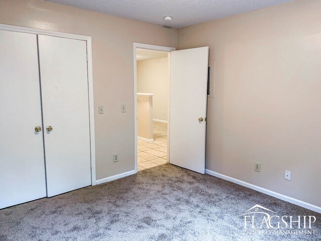 Building Photo - Two Bedroom Greenville Apartment
