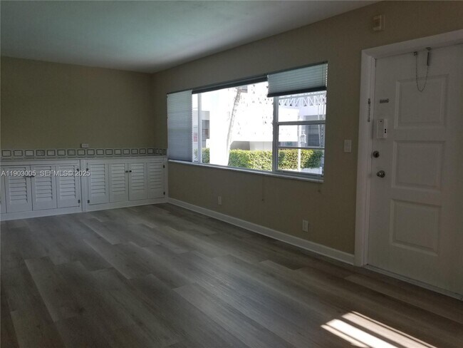 Building Photo - 1005 S 17th Ave