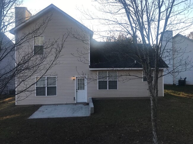 Building Photo - Beautiful split level home with 3 bedrooms, 2.5 baths