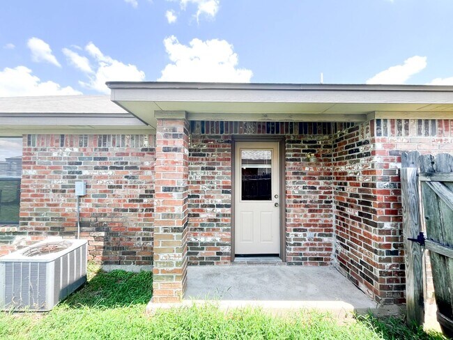 Building Photo - 1303 Nicholas Cir