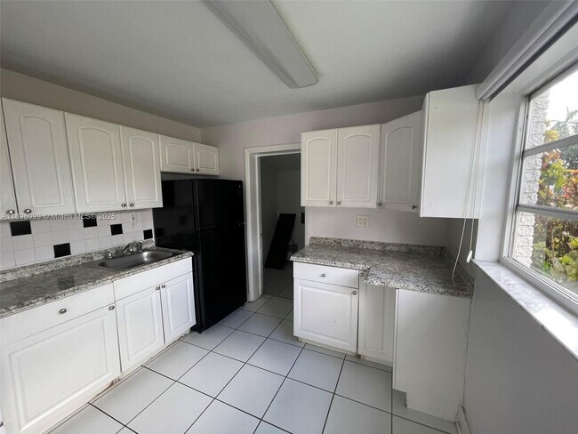 Building Photo - 5751 SW 38th Ct