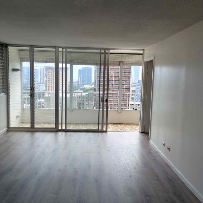 Building Photo - SKY TOWER / WARD - 2BR/2BA/1PRK Partly Furnished