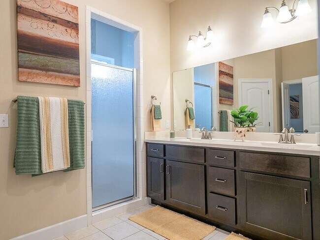 Building Photo - 5605 Roosevelt Ave