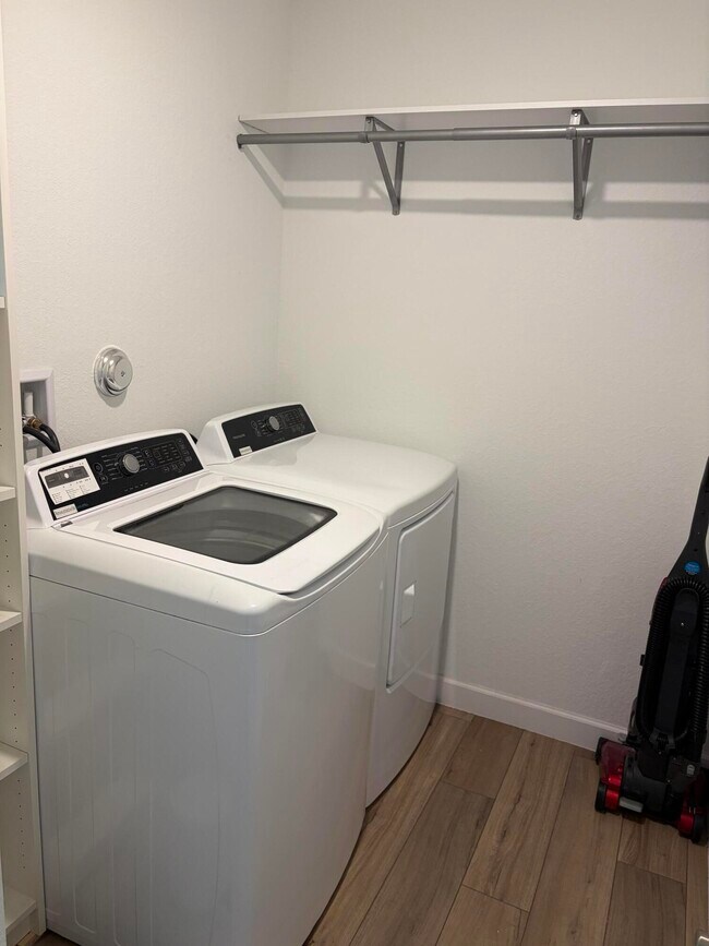 Building Photo - 4181 Lagoon Shore Dr