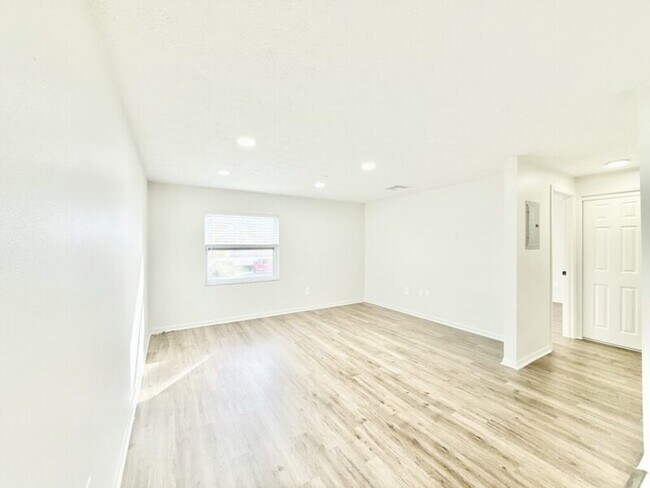 Building Photo - 11705 North Dr