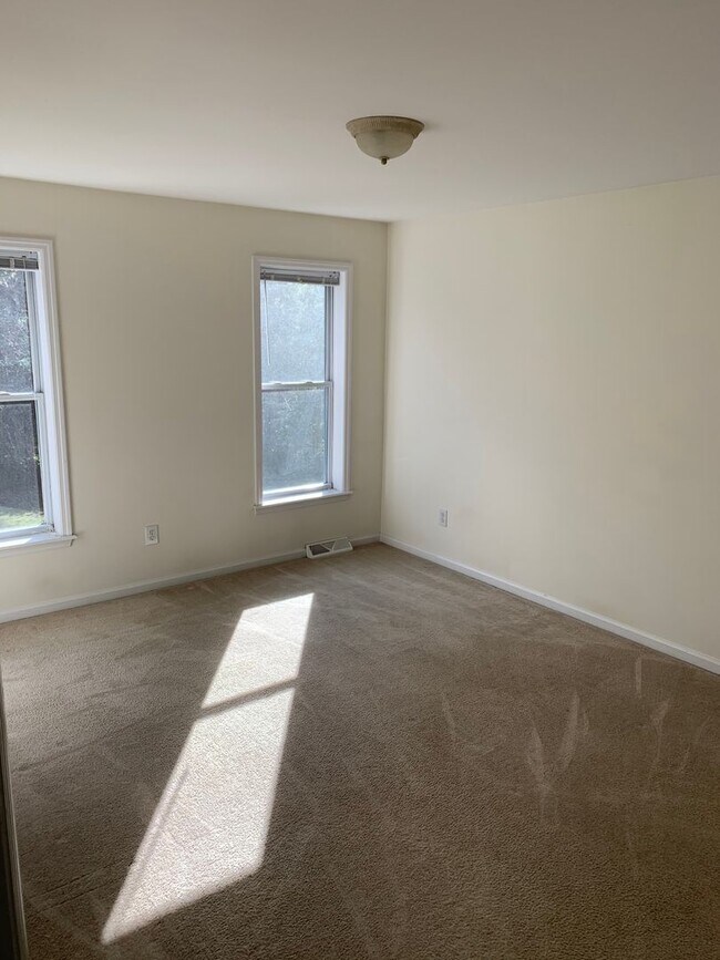 Building Photo - Beautiful Single Family For Rent NOW! Must...
