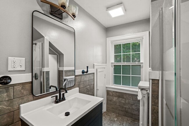 Building Photo - Rare Kenwood Townhome, Across from Campus