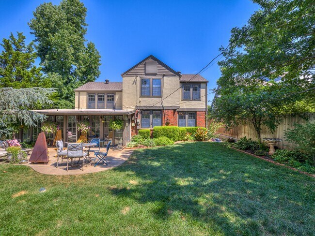 Building Photo - Beautiful 3bedroom/2 bathroom/1 Car Garage...