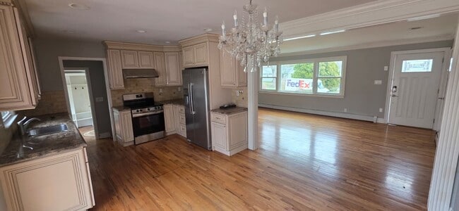 Building Photo - Single Family Home in Trumbull for Rent