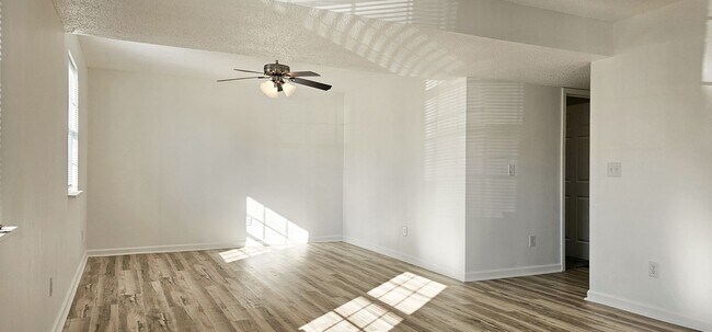 Building Photo - 1542 Diuguid Dr