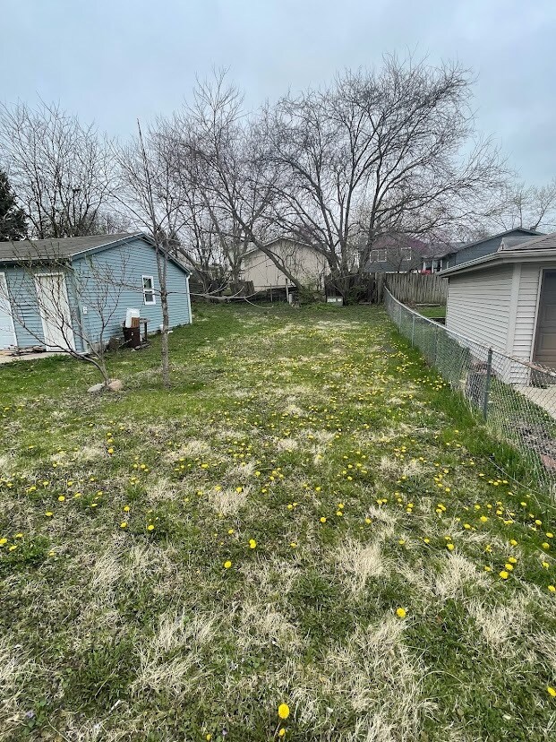 Building Photo - 2017 E Hughes Ave