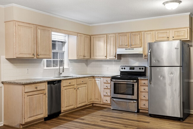 Building Photo - 207 S Hillcrest Dr