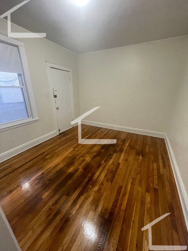 Building Photo - Avl NOW - No Fee! Split-style 2BR on Green...