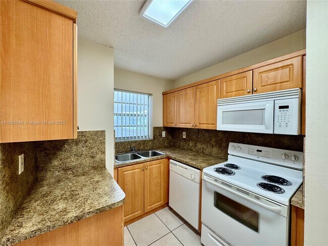 Building Photo - 8810 Fontainebleau Blvd
