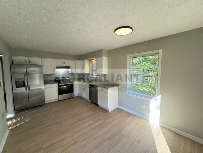 Building Photo - 105 Aster Pl