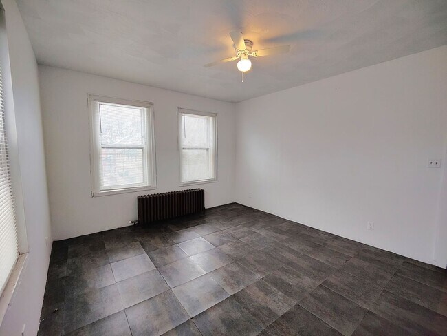 Building Photo - *Spacious 2BD/1BA Single-Family Home Available in Oakland*