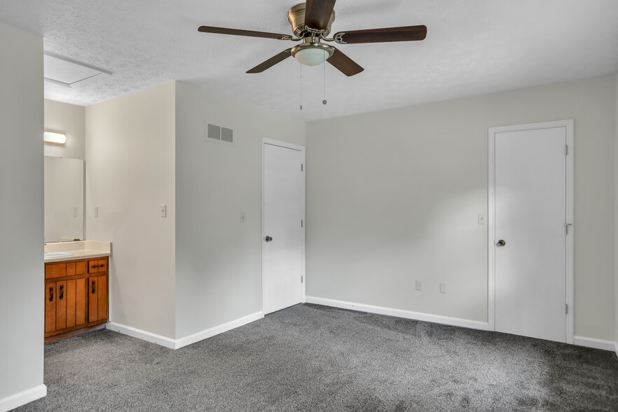 Building Photo - 5795 Sheldon Ct