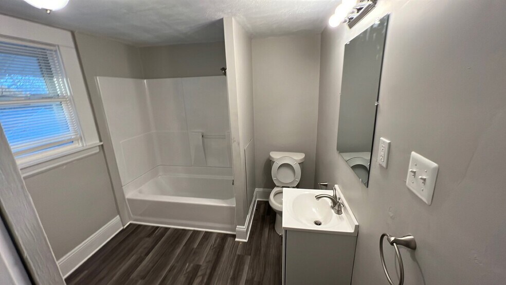 Building Photo - 592 Sanford Ave