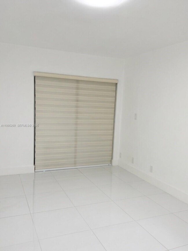 Building Photo - 220 Lakeview Dr