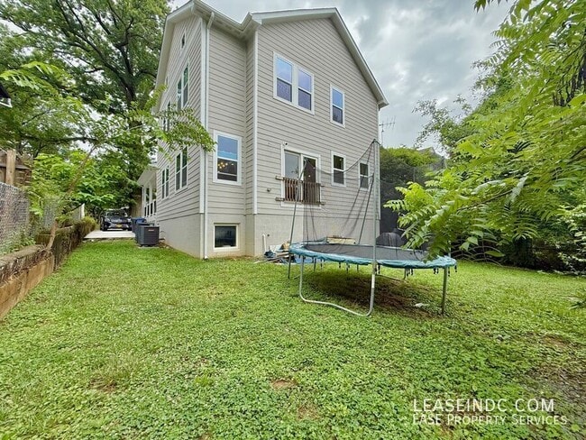Building Photo - 1257 Lawrence St NE