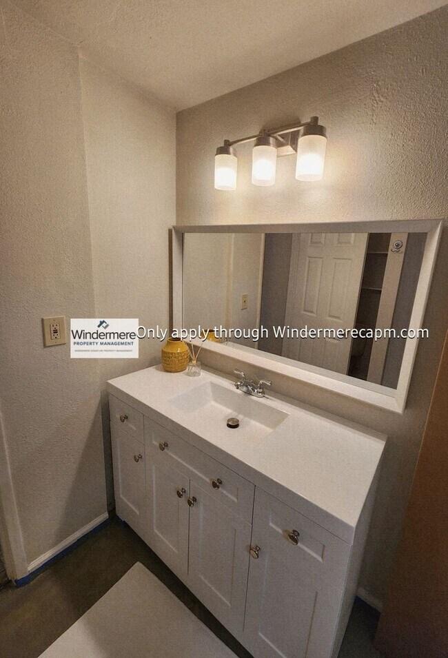 Building Photo - 2330fs