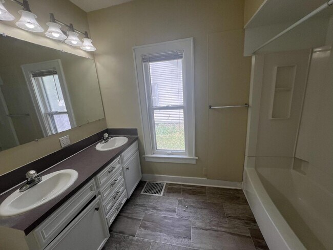 Building Photo - 3 Bedroom/1 Bath Home