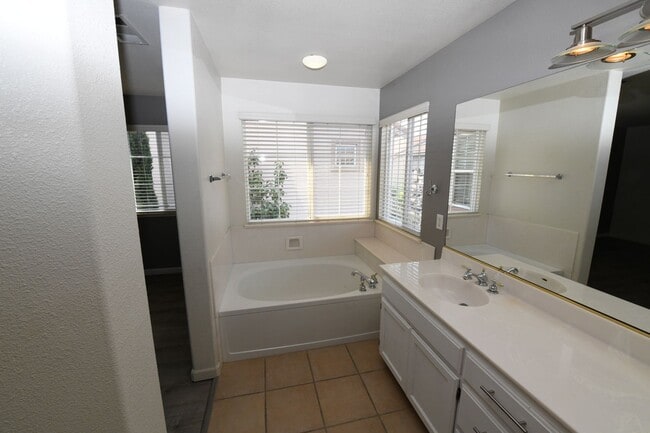 Building Photo - 2145 Kingsbury Cir