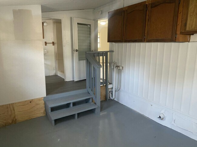 Building Photo - 5 Crest Ave