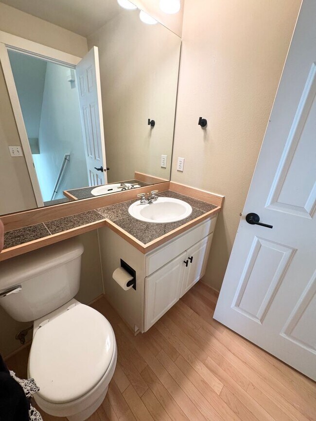 Building Photo - Spacious is Aqua Highlands one bedroom plu...