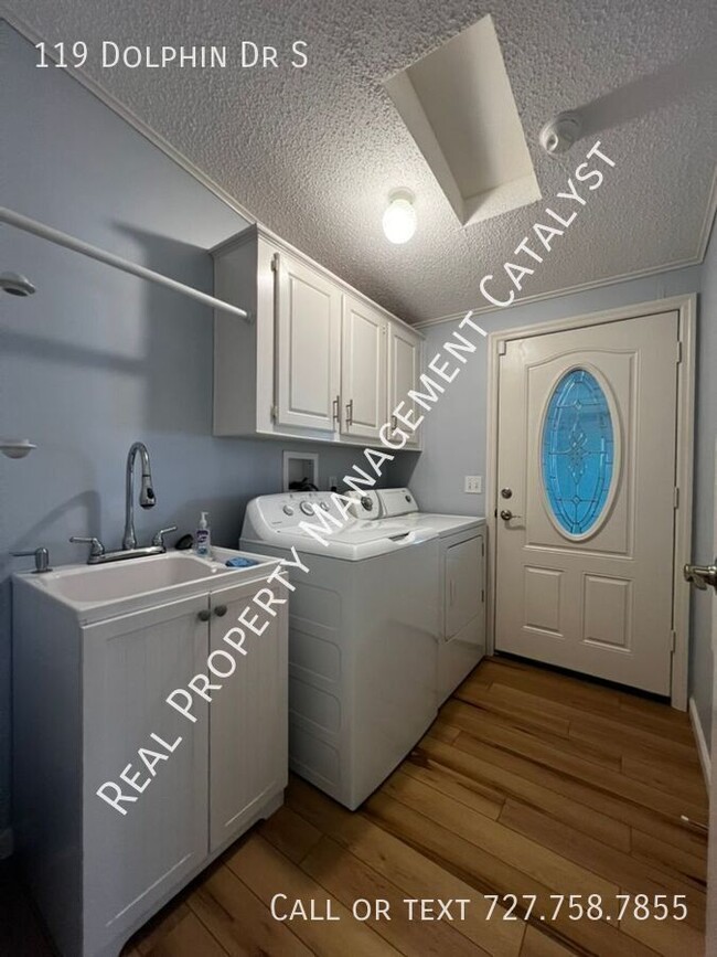Building Photo - 119 Dolphin Dr S