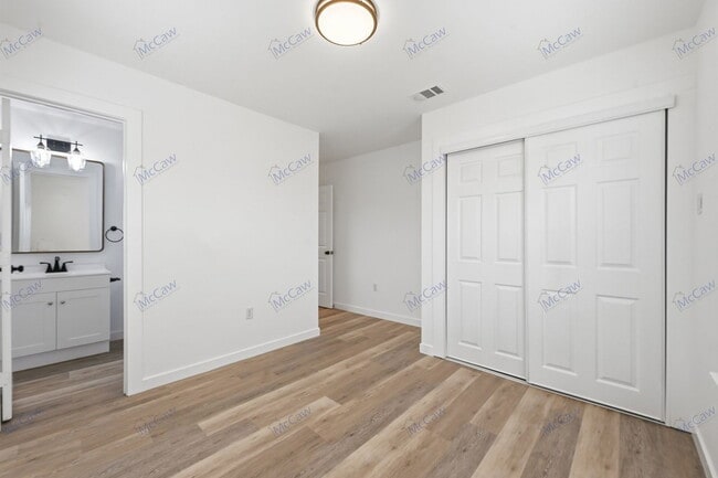 Building Photo - 5901 Farnsworth Ave