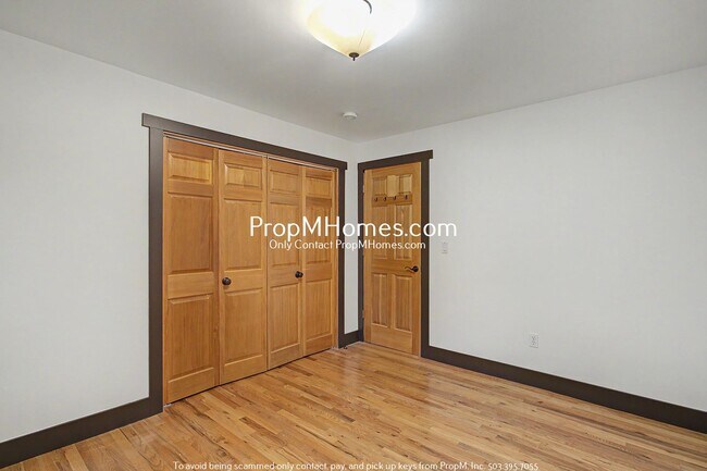 Building Photo - Unique Luxury Three Bedroom Home in Hallinan!