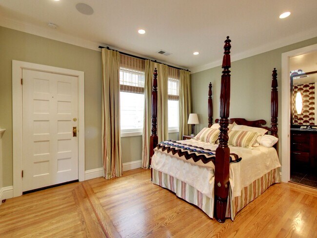 Building Photo - STUNNING 2/2 W/ Dining Room and LARGE Atti...