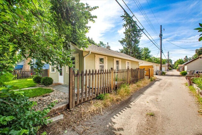 Building Photo - Adorable Guest Cottage in the North End!