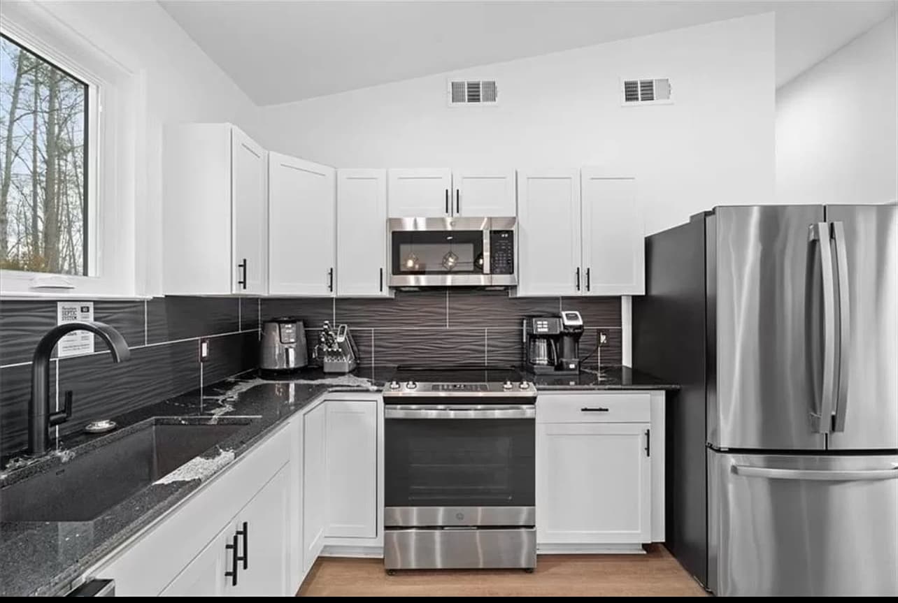 Building Photo - 22 Deer Path