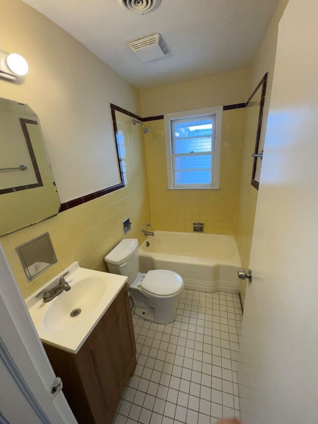 Building Photo - Large Ranch Style Home for Rent with Attached 2 car garage