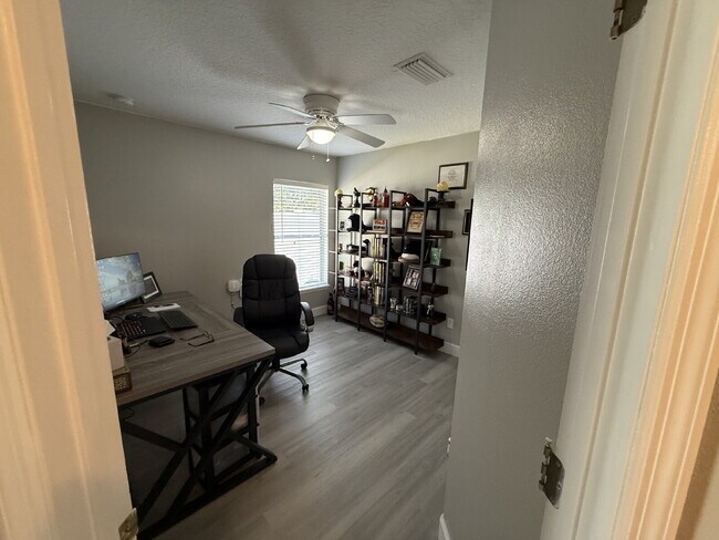 Building Photo - "Spacious 3-Bedroom Retreat with Bonus roo...