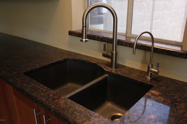 Building Photo - 1221 W Chicago St