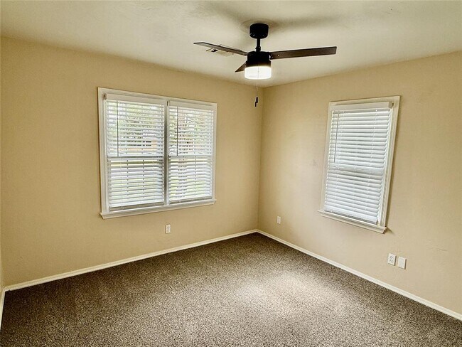 Building Photo - 1728 Hasley Dr