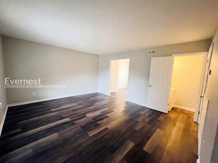 Building Photo - 701 Summit Ave